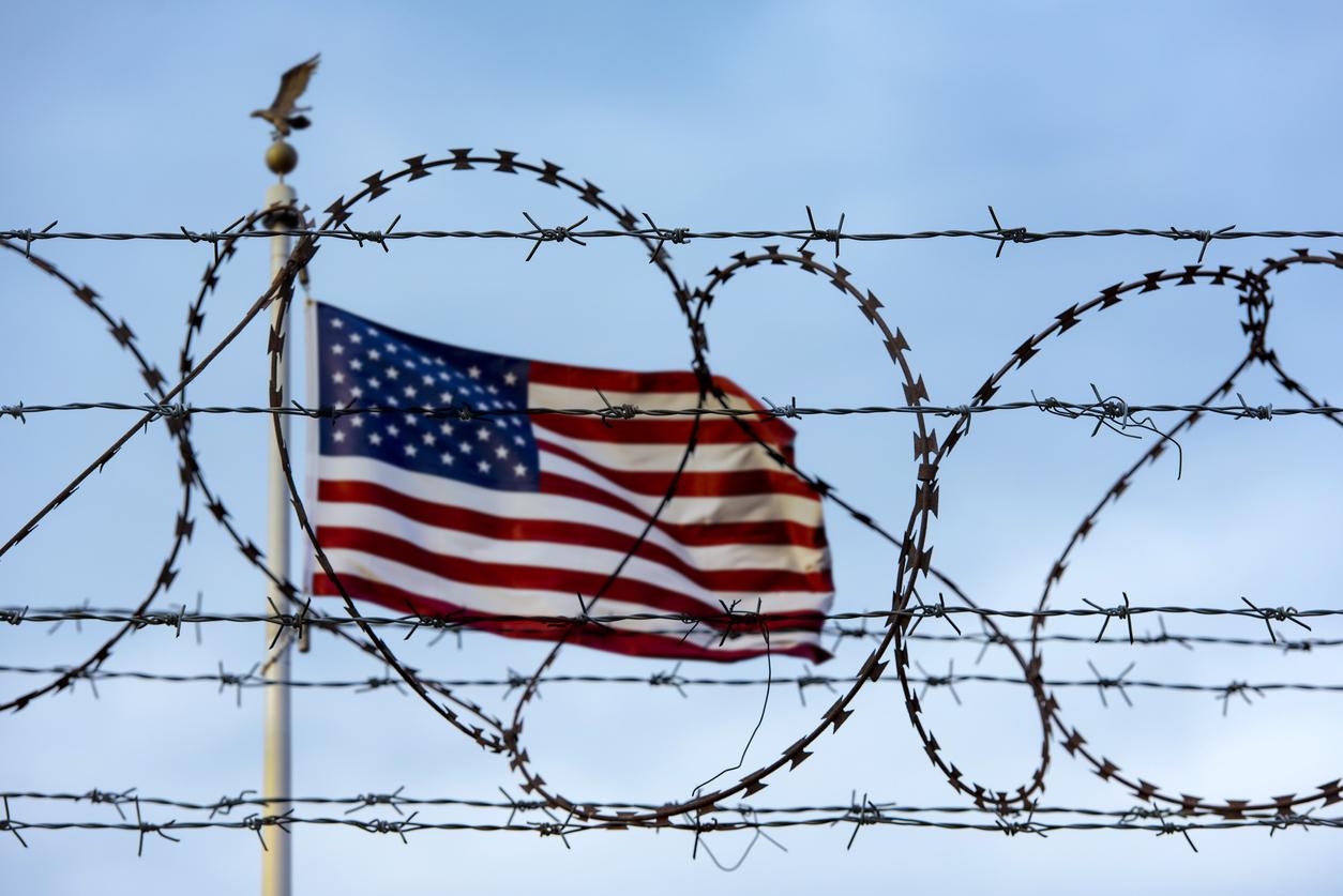 SMA immigration American flag and barbed wire, USA border